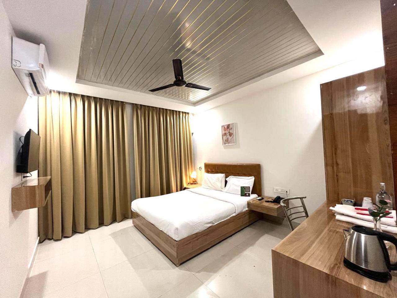 Hotel Hibiscus Tree- Bachupally 하이데라바드 외부 사진